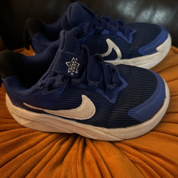 Toddler Nike Blue and White Sneakers Lightweight Performance/ 8C - Picture 2 of 6